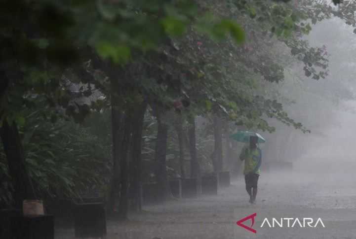 Cuaca Akhir Pekan, Hujan Mengguyur Mayoritas Wilayah di Indonesia