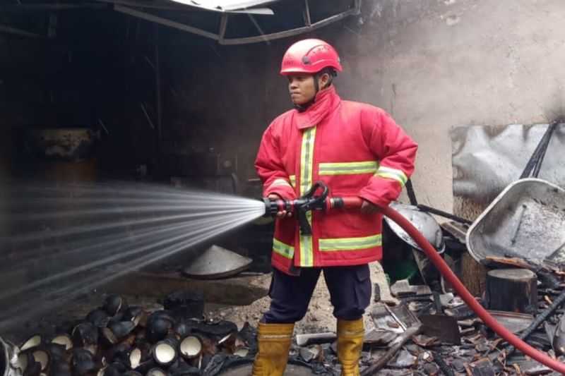 Damkar Lampung Selatan Padamkan Kebakaran Rumah Makan Puti Minang