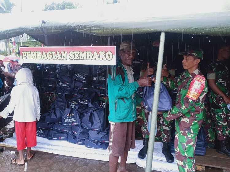 Dandim Mimika Dampingi Danrem 174/ATW Hadiri Bakti Sosial