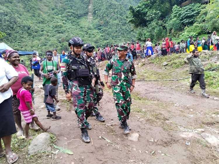 Danramil Tembagapura Amankan Jalannya Acara Adat Bakar Batu