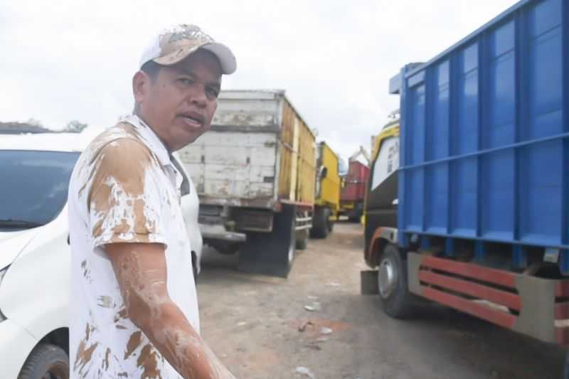 Dedi Mulyadi Berlumuran Lumpur saat Atasi Pencemaran Sungai di Subang