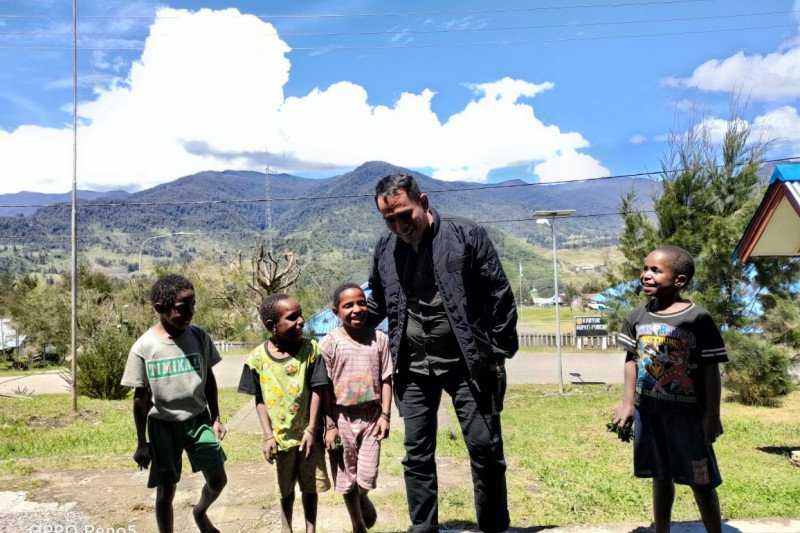 Demi Tugas Negara Bantu Tumpas KKB, Berlebaran di Papua Kombes Iqbal Dapat Kiriman Foto Ketupat Opor Ayam