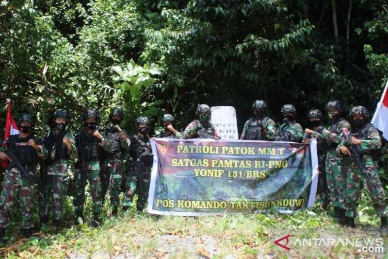 Dengan Senjata Lengkap Para Prajurit Berjalan Masuk Hutan untuk Lakukan Ini di Wilayah Perbatasan