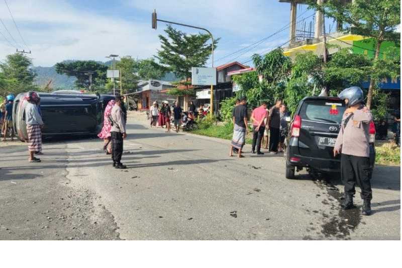 Di Luar Dugaan, Toyota Fortuner Terbalik Ditabrak Avanza di Kendari