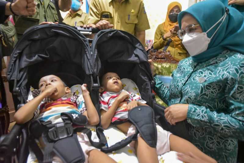 Dinsos Surabaya Beri Pendampingan Anak Kembar Alami Kelumpuhan Otak