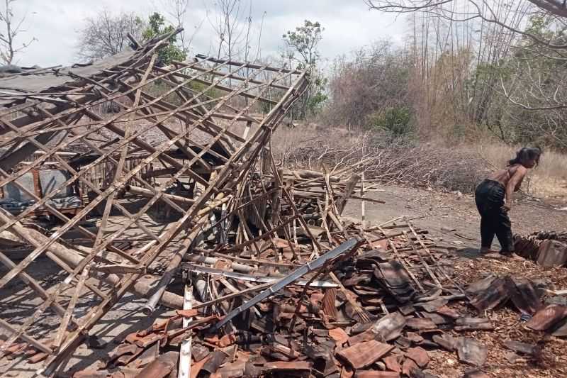 Diterjang Angin Puting Beliung, Belasan Rumah Porak-poranda di Situbondo