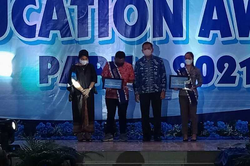 Dua Guru Korban KKB di Papua Dapat Penghargaan Education Award 2021