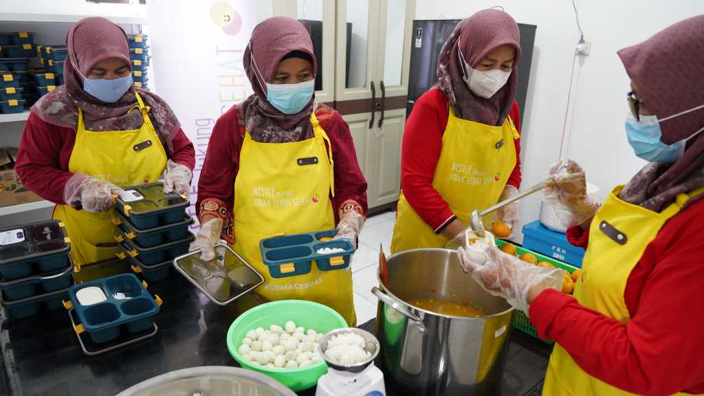 Dukung Percepatan Penurunan Stunting di Indonesia, Nestlé Indonesia dan BKKBN Hadirkan Dapur Sehat Atasi Stunting di Kabupaten Karawang 3