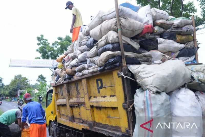 Gaji Petugas Sampah Tak Naik Enam Tahun