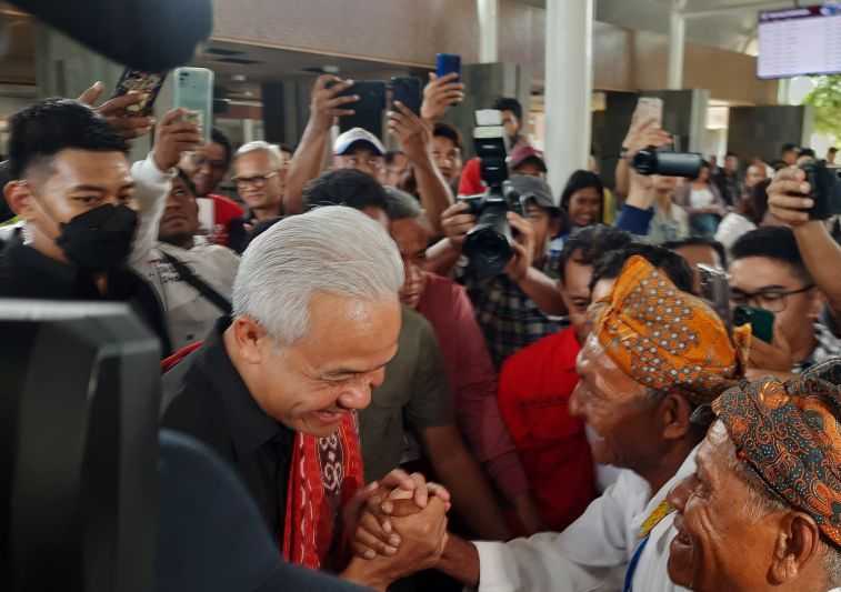 Ganjar Pranowo Disambut Meriah Masyarakat Adat Timor saat Tiba di Kupang