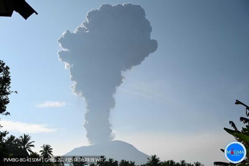 Gawat, Awan Abu Vulkanik Membumbung Empat Kilometer di Gunung Ibu
