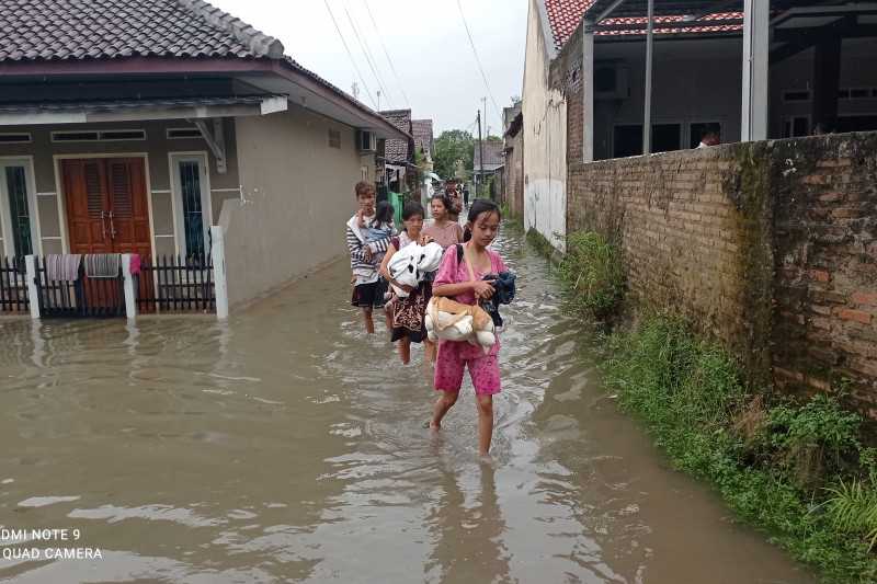 Gawat Hujan Terus Mengguyur, Korban Banjir di Rangkasbitung Mulai Mengungsi