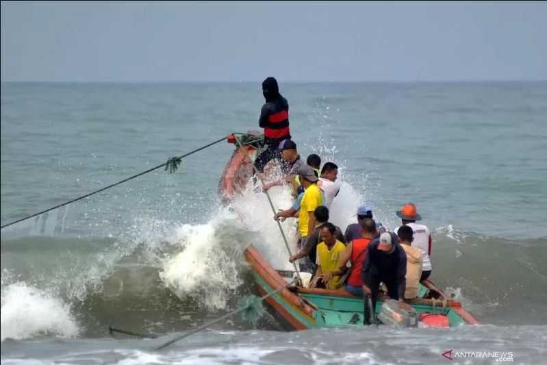 Gelombang Tinggi, BPBD Minta Nelayan Tak Melaut Hindari Kecelakaan di Perairan Selat Sunda