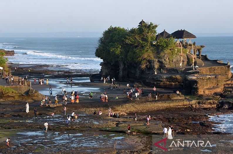 Gelombang Tinggi di Bali, Turis dan Pelaku Wisata Diminta Waspada