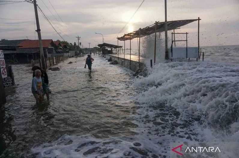 Gelombang Tinggi Hingga 4 Meter, Warga Pesisir dan Kapal Laut Diminta Waspada