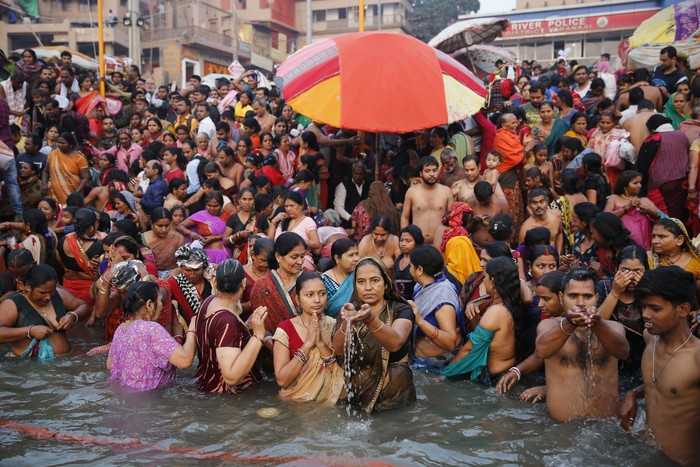 Gempar! Pernah Tsunami Covid, 1 Juta Umat Hindu India Gelar Ritual di Sungai Gangga Ternyata Diizinkan Pengadilan India