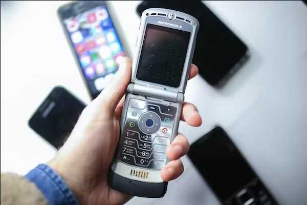 Gen Z Mulai Tinggalkan ‘Smartphones’ dan Pilih ‘Ponsel Bodoh’, Fenomena Apa Ini?
