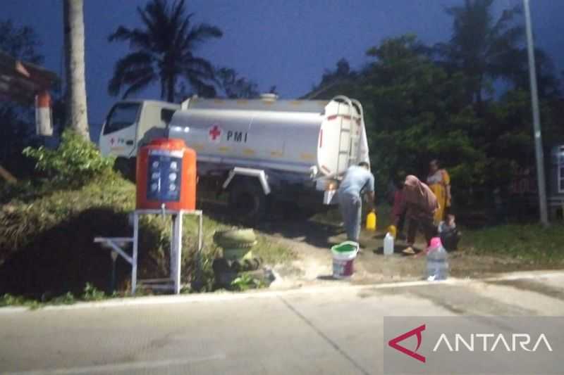 Gencarkan Bantuan, BPBD Cianjur Distribusikan Air Bersih untuk Warga Sampai Malam