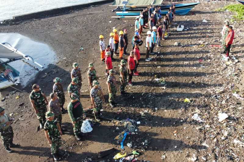 Gerak Cepat, Para Tentara di Maluku Utara Gandeng Warga Bersihkan Sampah