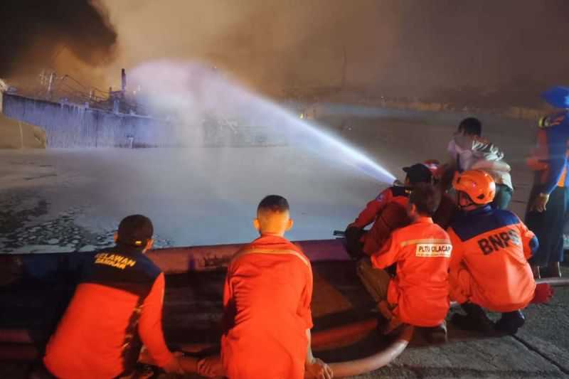 Gerak Cepat, Petugas Gabungan Lakukan Pemadaman Kebakaran Empat Kapal di PPS Cilacap