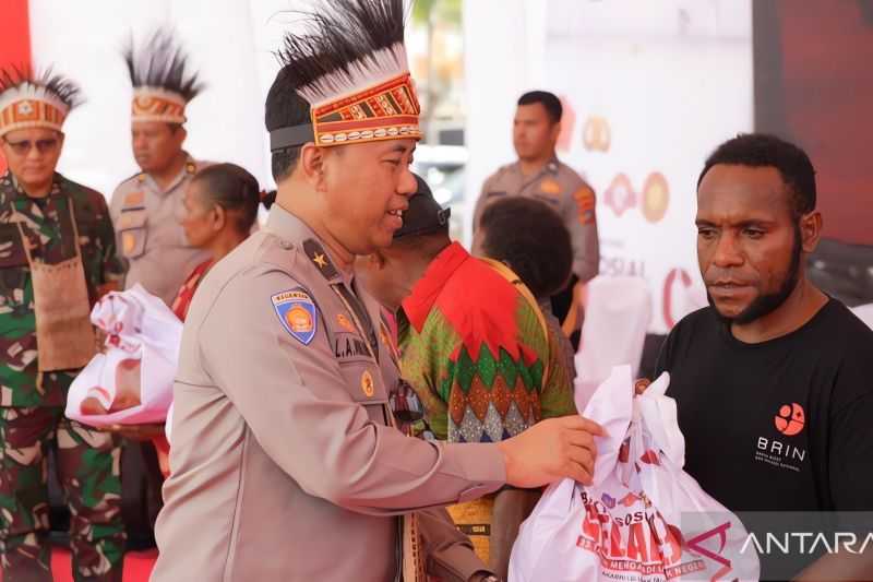 Gerak Cepat, Polri dan TNI Salurkan Bantuan Kemanusian di Papua Barat Daya