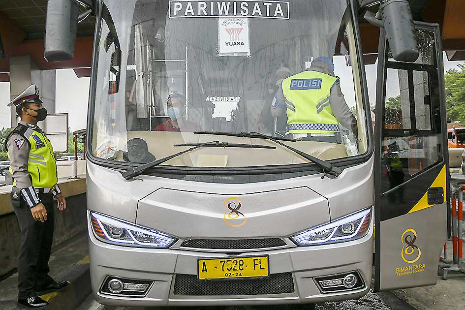 Gerbang Tol Cikupa Macet Total