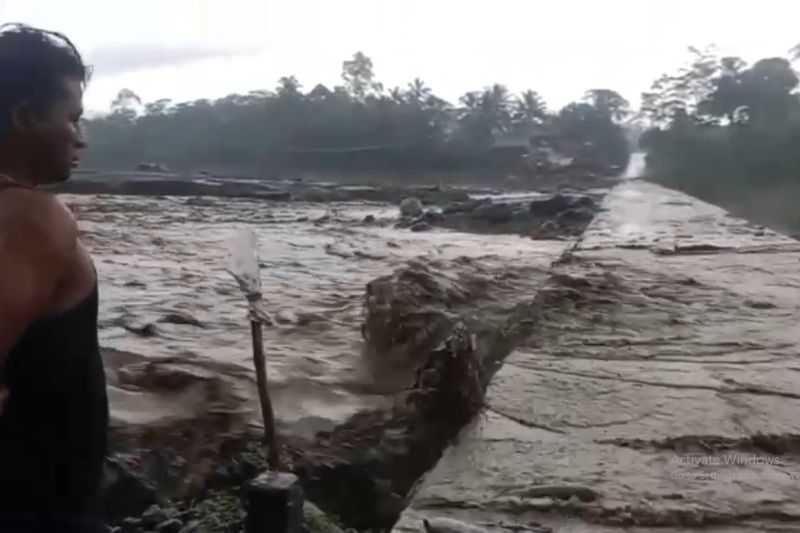 Getaran banjir lahar dingin Gunung Semeru tercatat 3 jam lebih