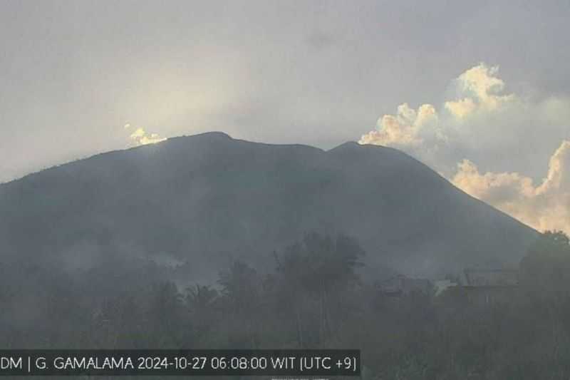 Gunung Gamalama Keluarkan Asap Putih