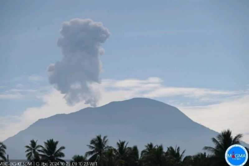 Gunung Ibu Erupsi pada Selasa Pagi