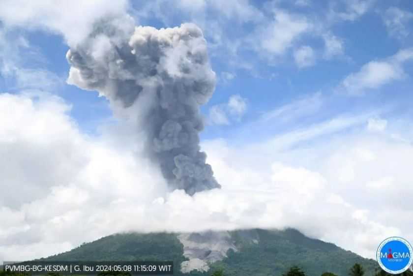 Gunung Ibu Erupsi, Semburkan Abu Vulkanik Setinggi 1.500 Meter