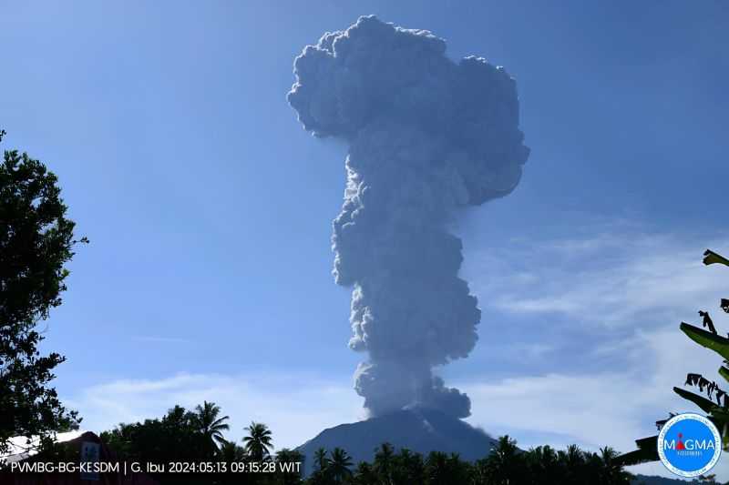 Gunung Ibu Kembali Meletus, Lontarkan Abu Vulkanik Setinggi 5 Km