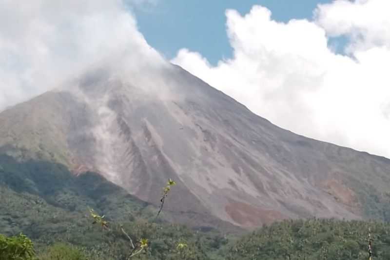 Gunung Karangetang Terpantau Terus Keluarkan Guguran Lava Pijar