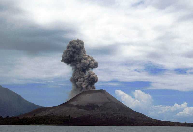 Gunung Krakatau Purba, Seakan Hidup Abadi! Meletus Dahsyat Hingga Hancur, Lalu Kembali Muncul Menciptakan Gunung Baru!