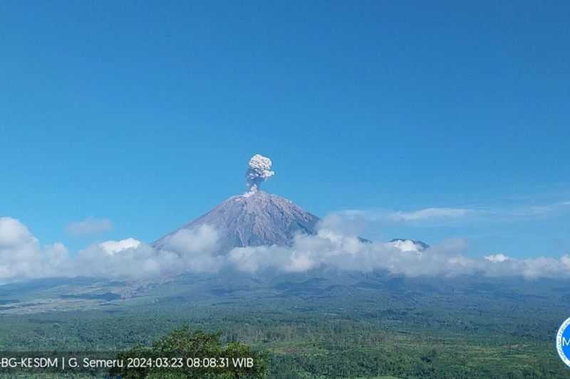 Gunung Semeru Erupsi 3 Kali dalam Kurun Waktu 3 Jam