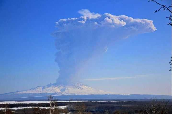 Gunung Shiveluch di Rusia Meletus, Abunya Bahayakan Penerbangan