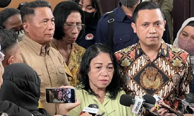 Hadir di Persidangan, Ibu Bharada E Pasrahkan Nasib Anaknya ke Tuhan