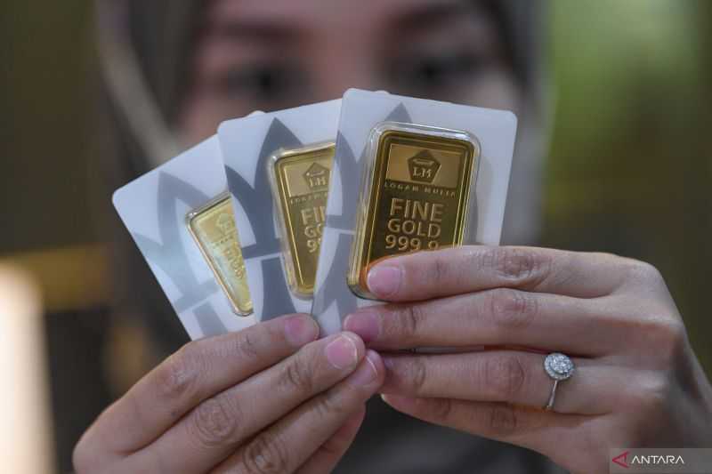 Harga Emas Antam Turun Rp2.000 per Gram