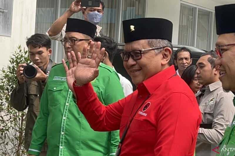 Hasto Kristiyanto Bersama Rombongan PDIP Tiba di DPP PPP untuk Konsolidasi