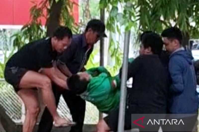 Hebat Gerak Cepat Ini, Satpol PP Makassar Selamatkan Nyawa Ojol Hendak Bunuh Diri