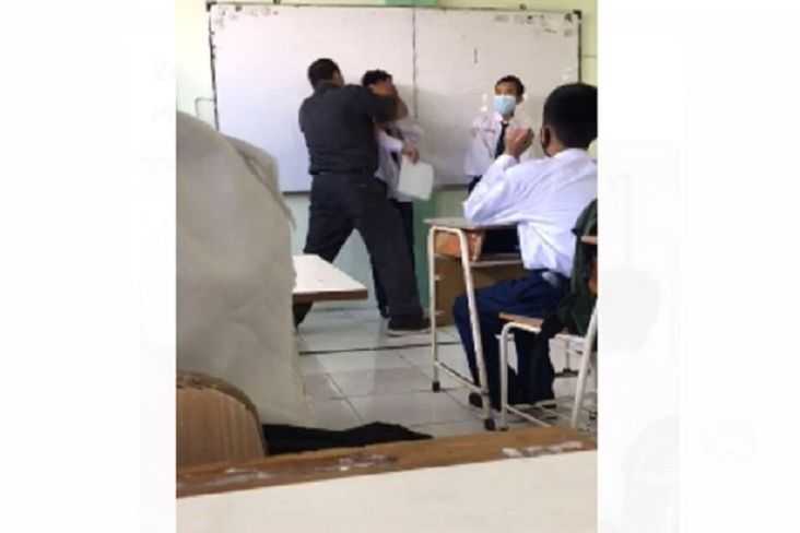 Heboh! Viral Video Guru Benturkan Kepala Siswa SMP ke Papan Tulis, Begini Reaksi Wali Kota Surabaya