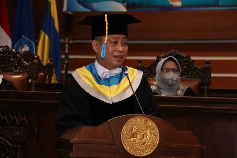 Ignasius Jonan Terima Gelar Doktor Honoris Causa dari Unair