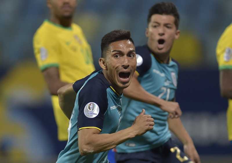 Imbangi Brasil, Ekuador ke Perempat Final