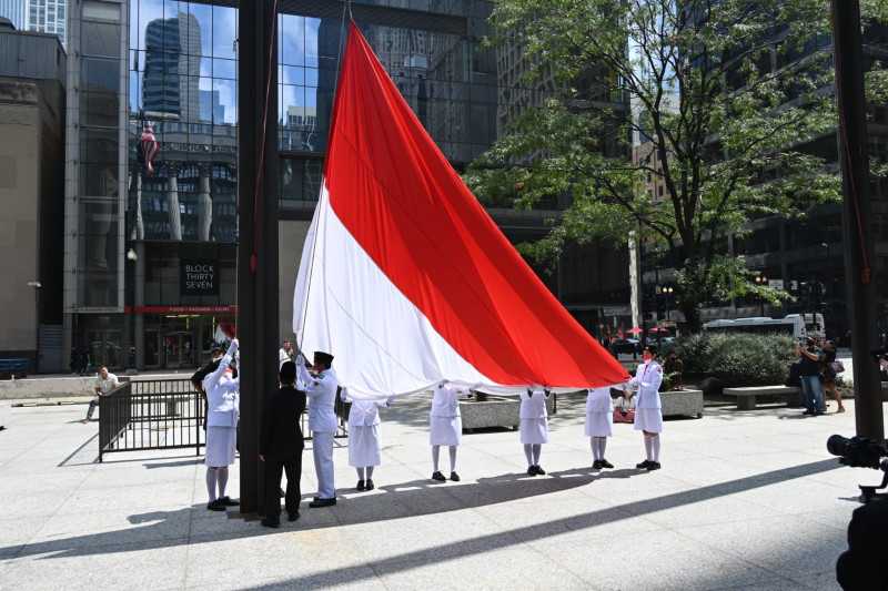 Ini Bener Bener Keren, Bendera Merah Putih Dikibarkan di Landmark Kota Chicago