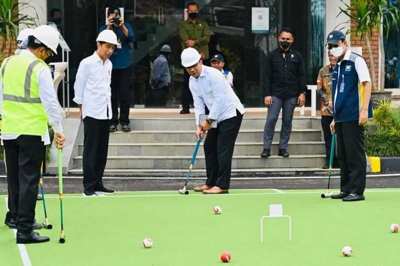 Ini yang Terjadi Ketika Jokowi, Basuki, dan Ridwan Kamil Bermain Gateball