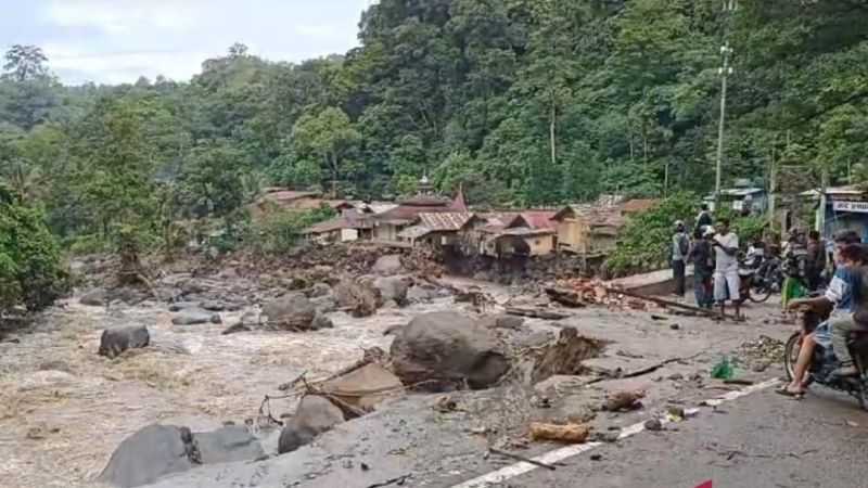 Jalan Padang-Bukittinggi via Padang Pariaman Terputus akibat Banjir Lahar Dingin