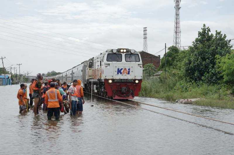 Jalur Kereta yang Terendam Perlu Solusi Jangka Panjang 