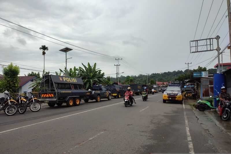 Jelang Pelantikan Pj Gubernur Papua Barat, Kelompok Massa Blokade Jalan di Manokwari, Ratusan Aparat Gabungan TNI-Polri Bersiaga