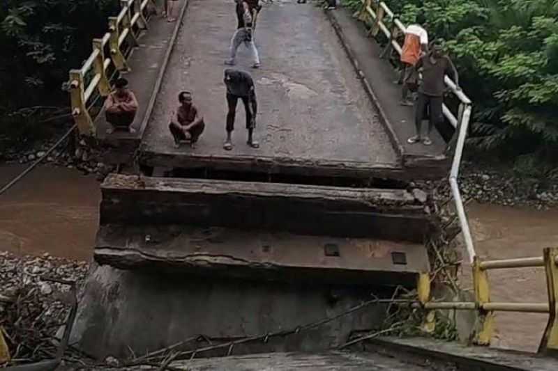 Jembatan di Kupang Jebol Diterjang Banjir, Warga Tak Bisa Melintas