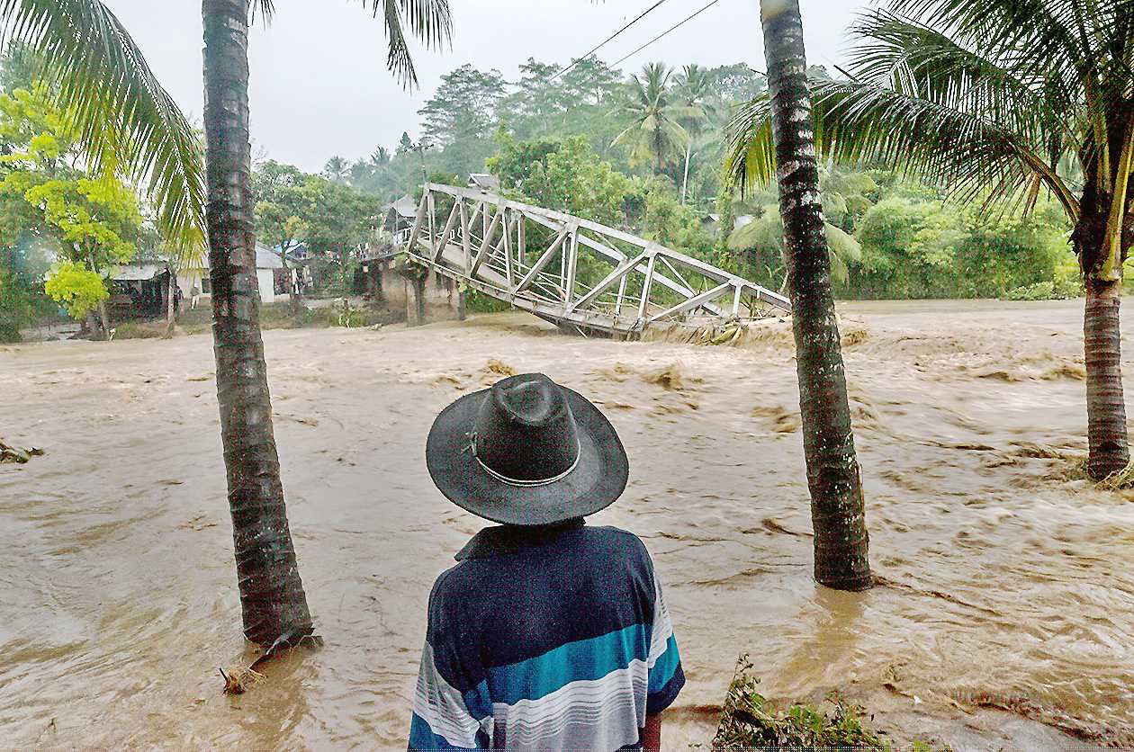 Jembatan Longsor, Warga Lebak Terisolasi 