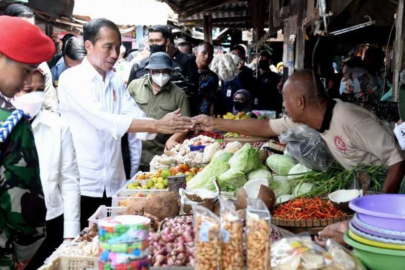 Jokowi Cek Harga Kebutuhan Pokok di Pasar Sambonggede